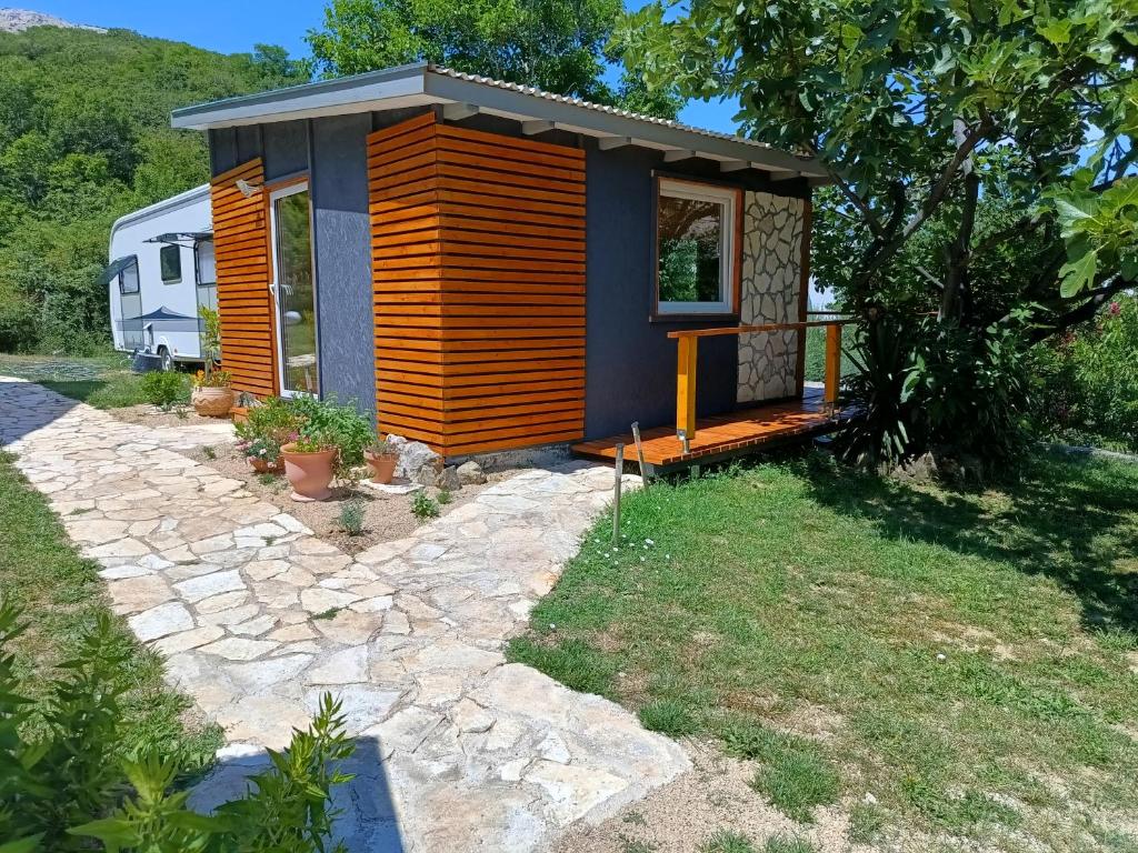 una casita en un patio con un remolque en landhaus-krk, en Batomalj