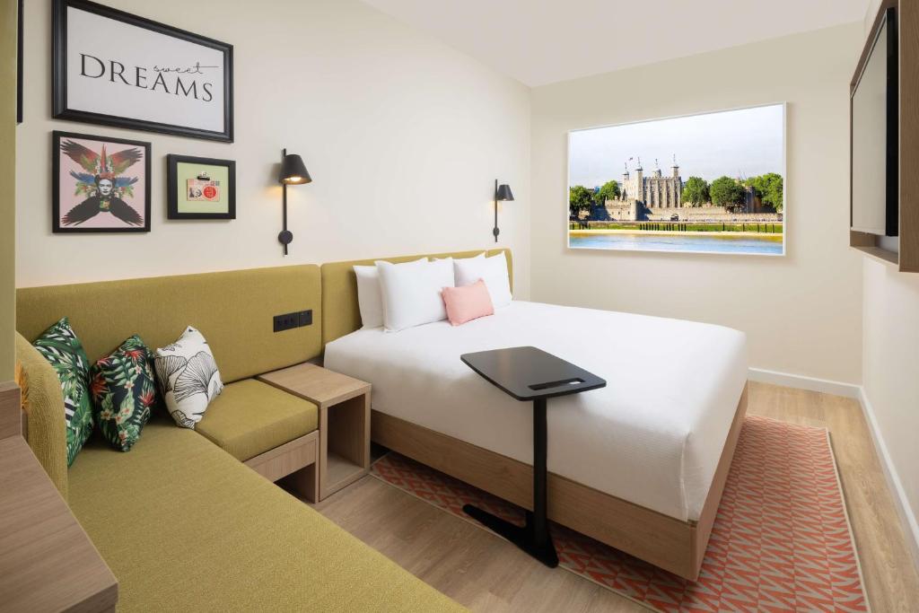 una camera d'albergo con letto e divano di Hampton By Hilton London Old Street a Londra