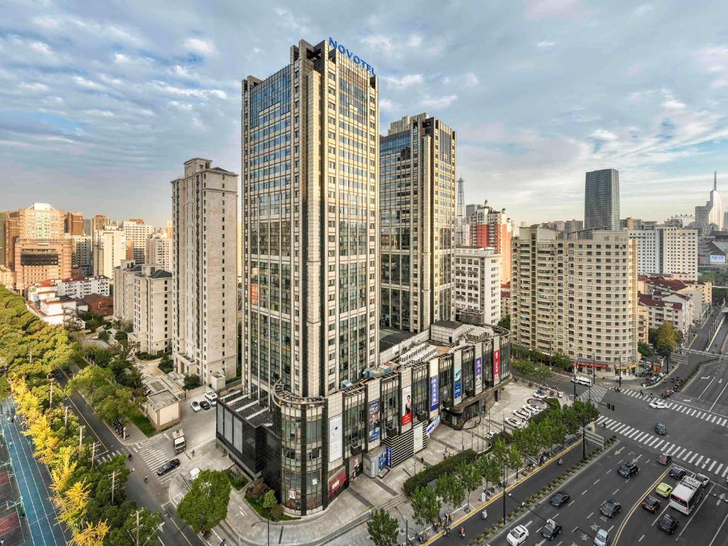 una vista aerea di un alto edificio in una città di Novotel Shanghai JingAn a Shanghai