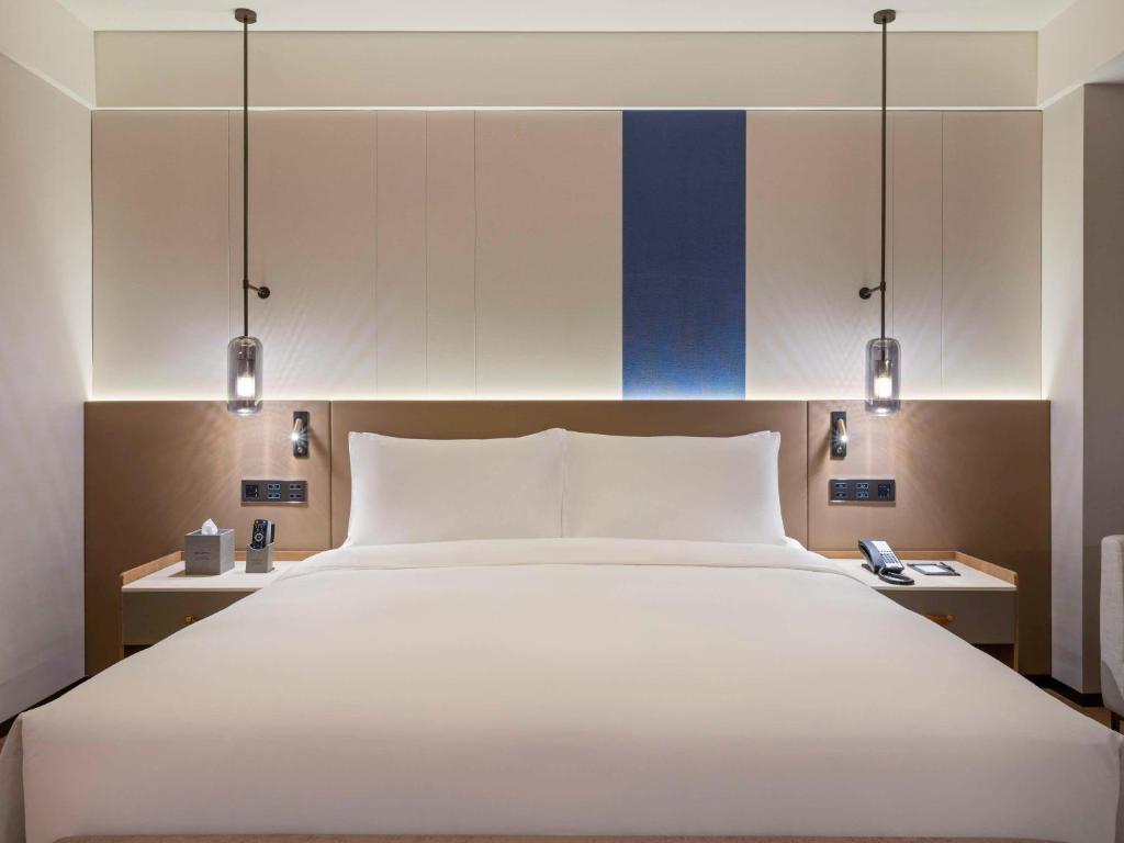 Postel nebo postele na pokoji v ubytování Novotel Shanghai JingAn