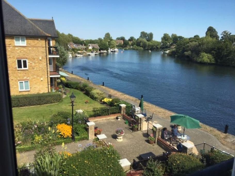 vistas a un río junto a un edificio en Beautiful Penthouse Apartment, en Walton-on-Thames