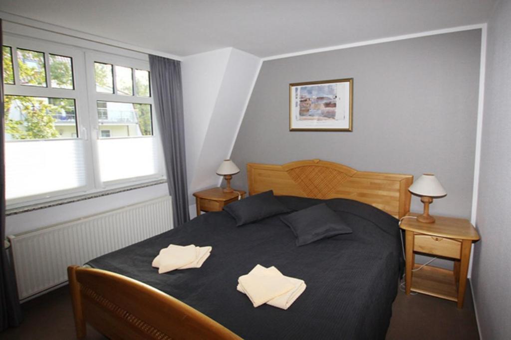 - une chambre avec un lit et 2 oreillers dans l'établissement Strandvilla Drei Mäderl Haus, à Boltenhagen