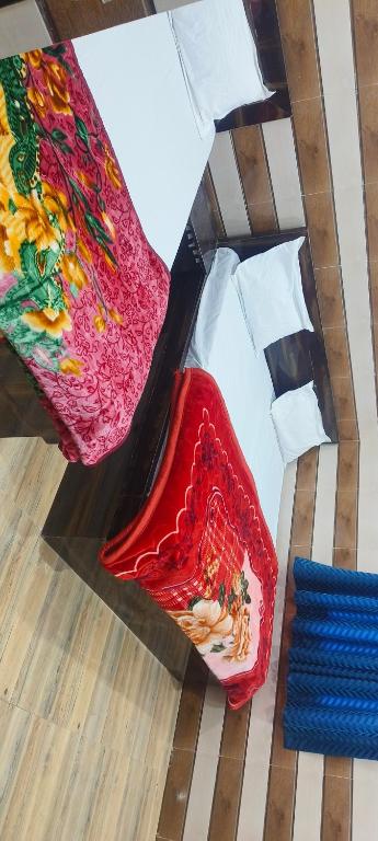 dos pañuelos coloridos sentados sobre una mesa en K.D. Dham near Prem mandir, en Vrindāvan