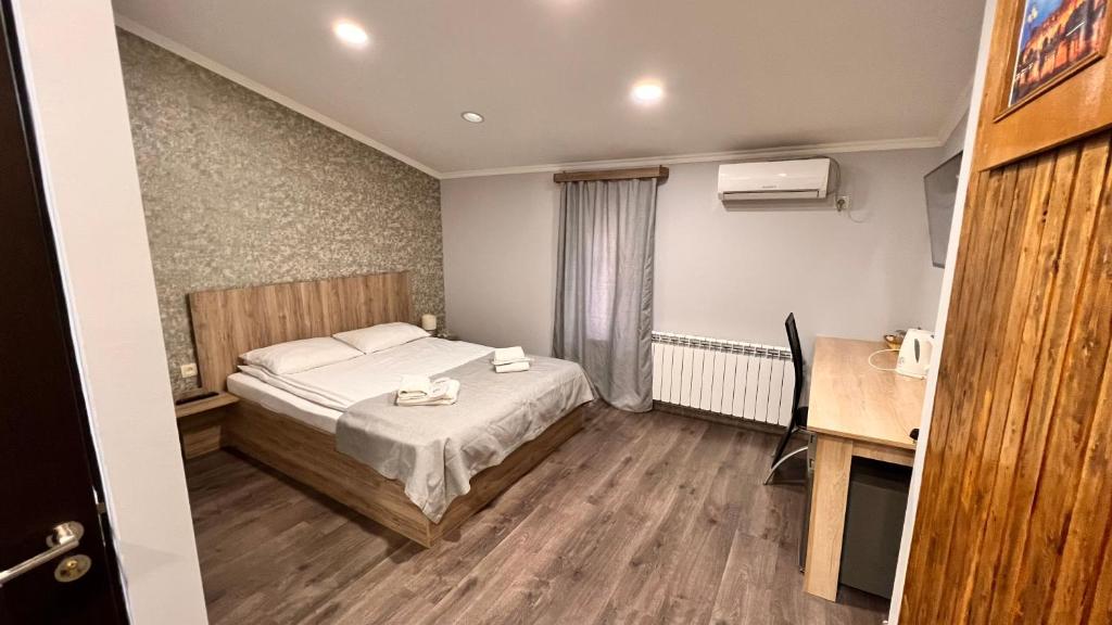 Postel nebo postele na pokoji v ubytování Elross Hotel