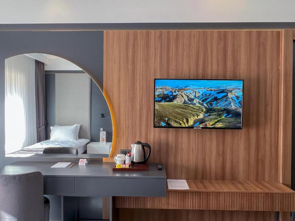 TV a/nebo společenská místnost v ubytování Sera Lake Center Hotel