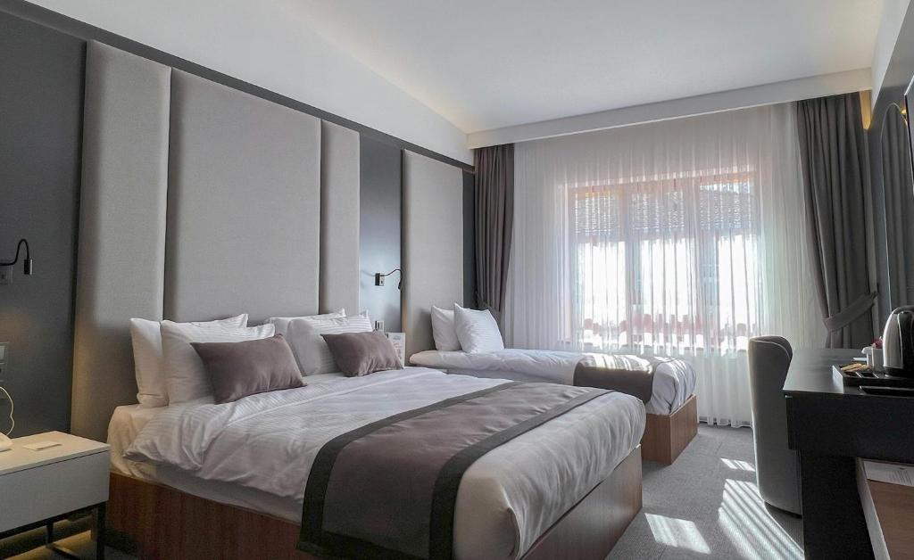 Postel nebo postele na pokoji v ubytování Sera Lake Center Hotel