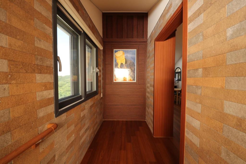 un couloir d'une maison avec une fenêtre dans l'établissement Park Art Villas, à Buyeo