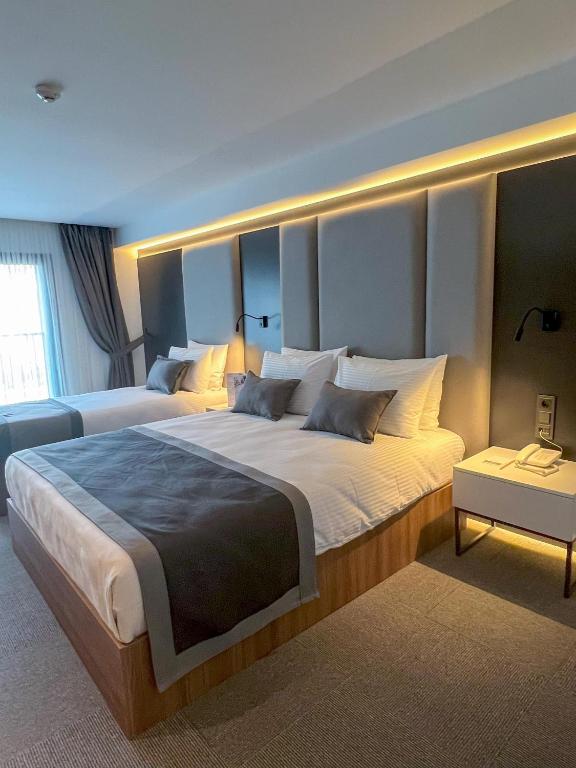 Postel nebo postele na pokoji v ubytování Sera Lake Center Hotel
