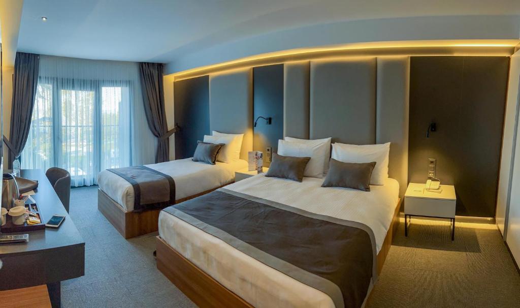 Postel nebo postele na pokoji v ubytování Sera Lake Center Hotel