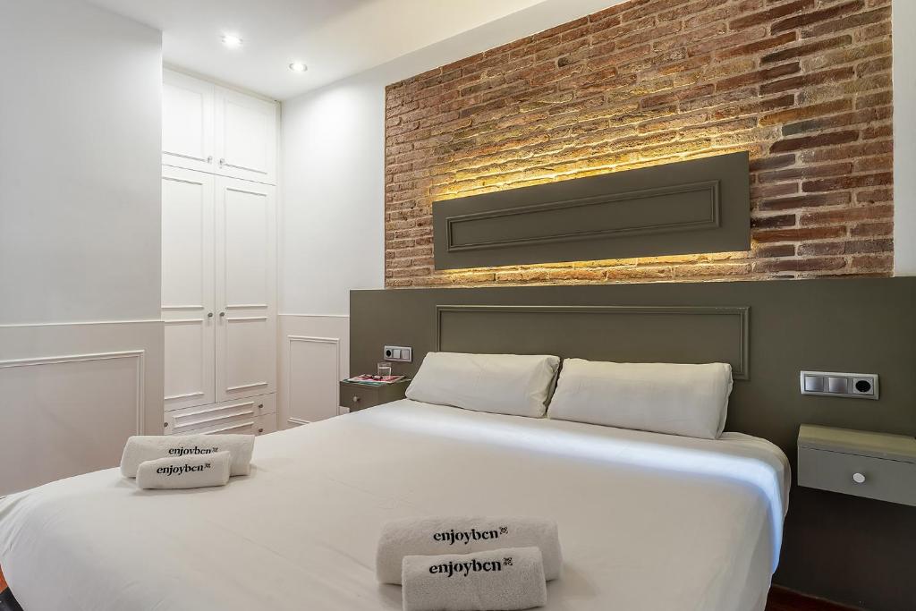 Postel nebo postele na pokoji v ubytování Enjoybcn Fira Apartment