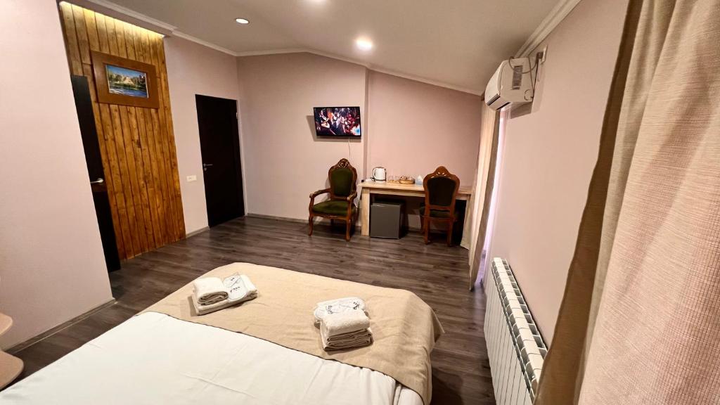 Postel nebo postele na pokoji v ubytování Elross Hotel