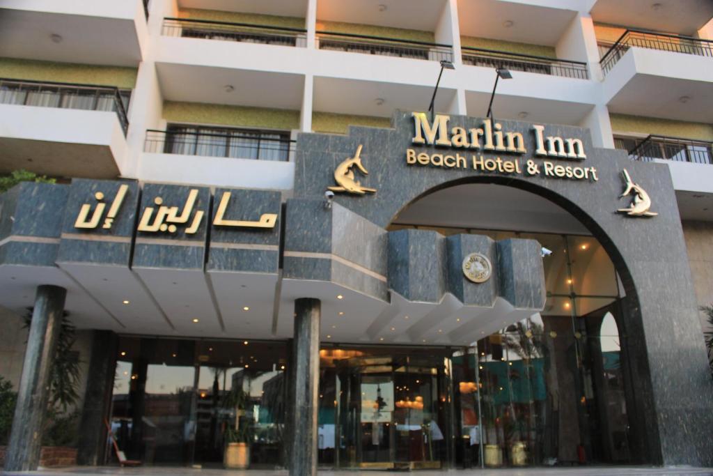 ein Gebäude mit einem Schild, das Marlin Inn Signalfeuer Hotel und Resort liest in der Unterkunft Marlin Inn Azur Resort in Hurghada