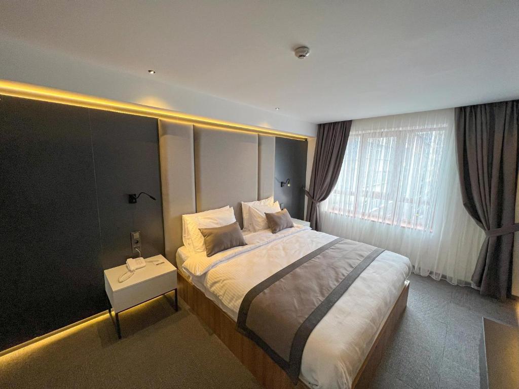 Postel nebo postele na pokoji v ubytování Sera Lake Center Hotel