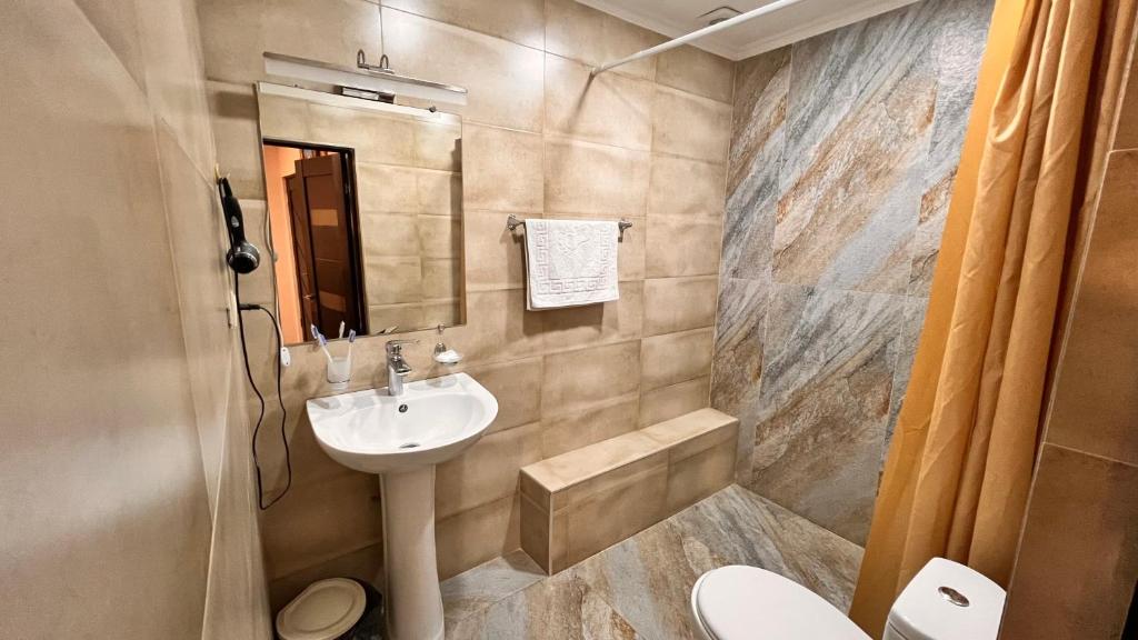 Koupelna v ubytování Elross Hotel