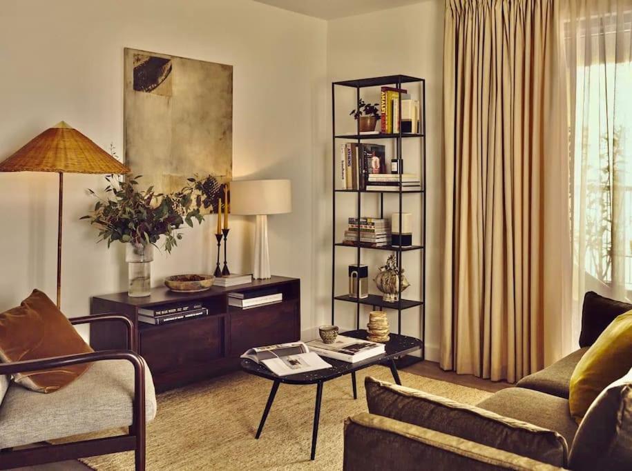 Royal Luxury 3 Beds: Central Covent Garden Haven في لندن: غرفة معيشة مع أريكة وطاولة