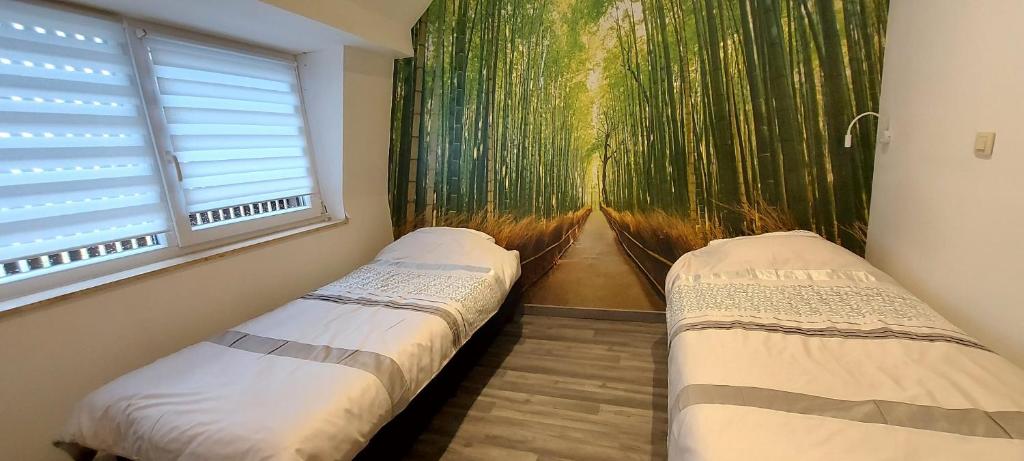 2 camas en una habitación con un cuadro en la pared en Holiday Home Workers, en Wervik