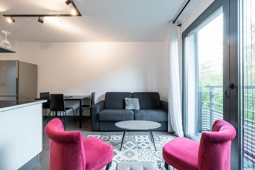 un salon avec un canapé et une table dans l'établissement New listing - 1 Bed Apt,Air-Con,Beach access,Sea, à Antibes