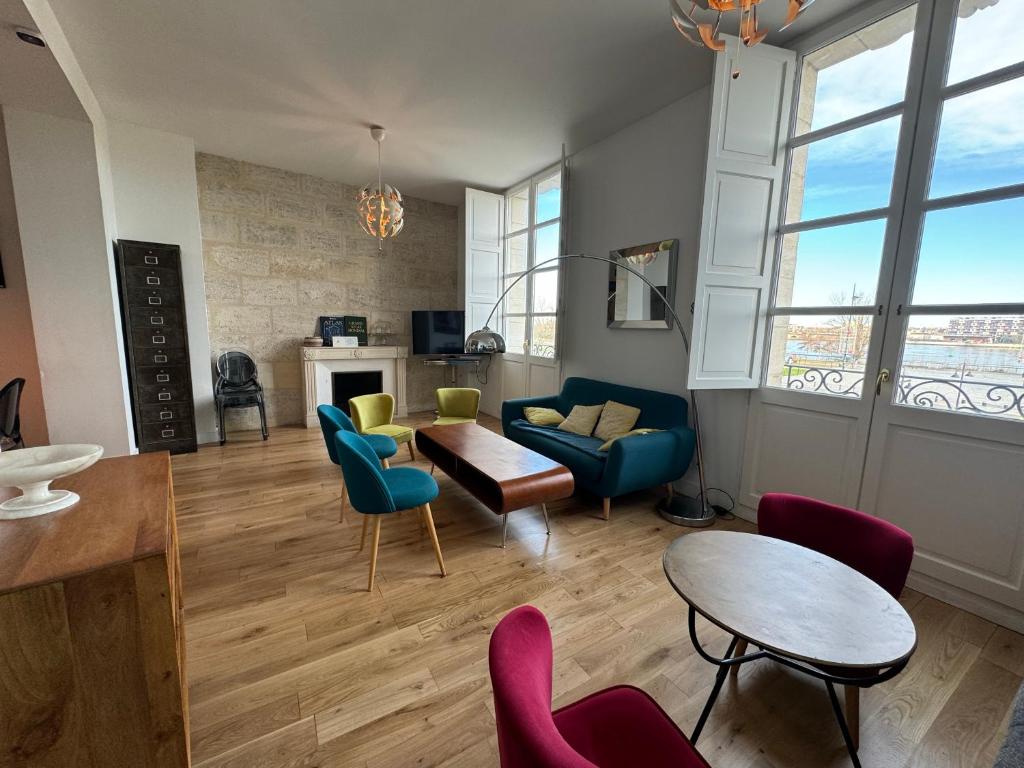 波爾多的住宿－L'annexe Bordeaux Traditions，客厅配有椅子和桌子