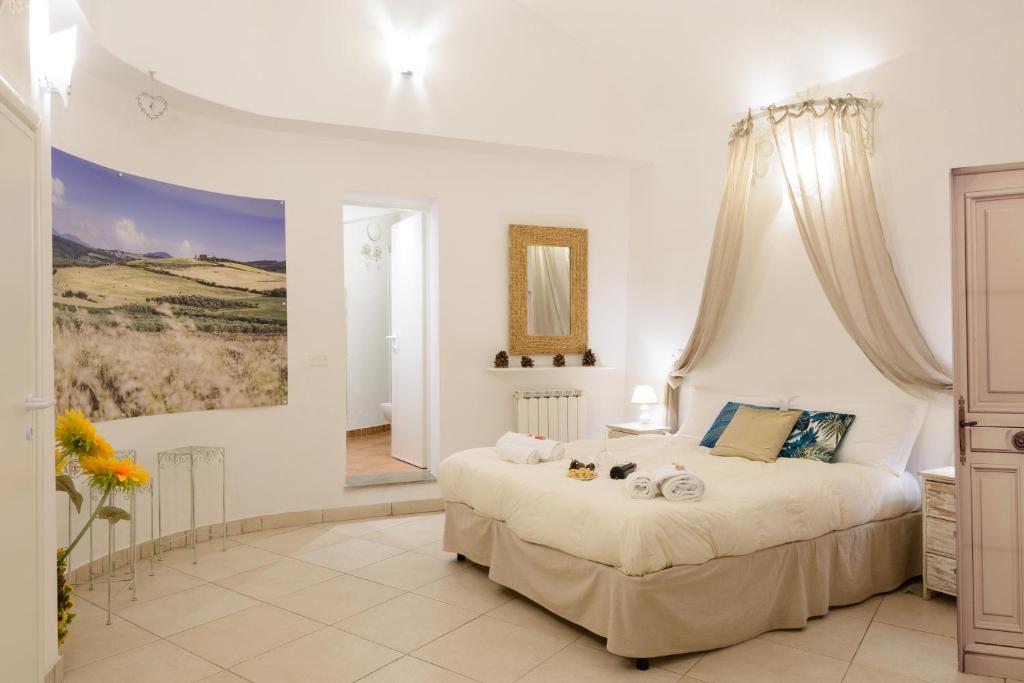 una camera con un grande letto e un dipinto sul muro di Casa Vezzosa a Siena