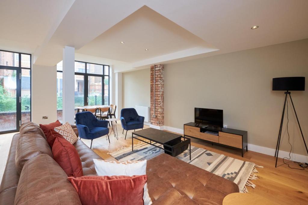 a living room with a couch and a television at GuestReady - Delightful stay near the city centre in Birmingham
