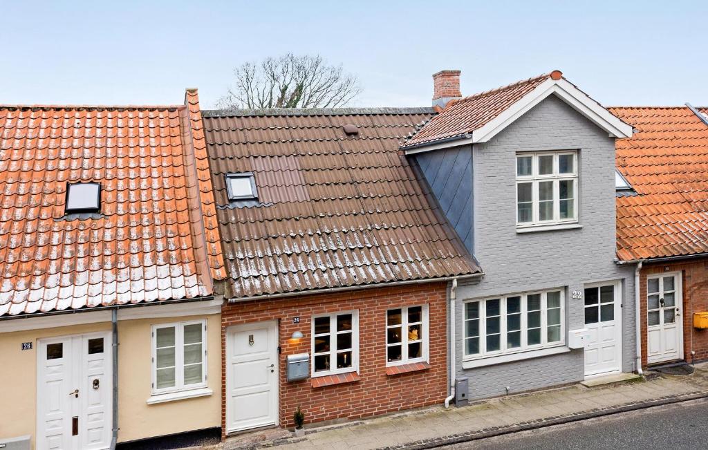 une rangée de maisons avec un toit orange dans une rue dans l'établissement 1 Bedroom Awesome Home In Middelfart, à Middelfart