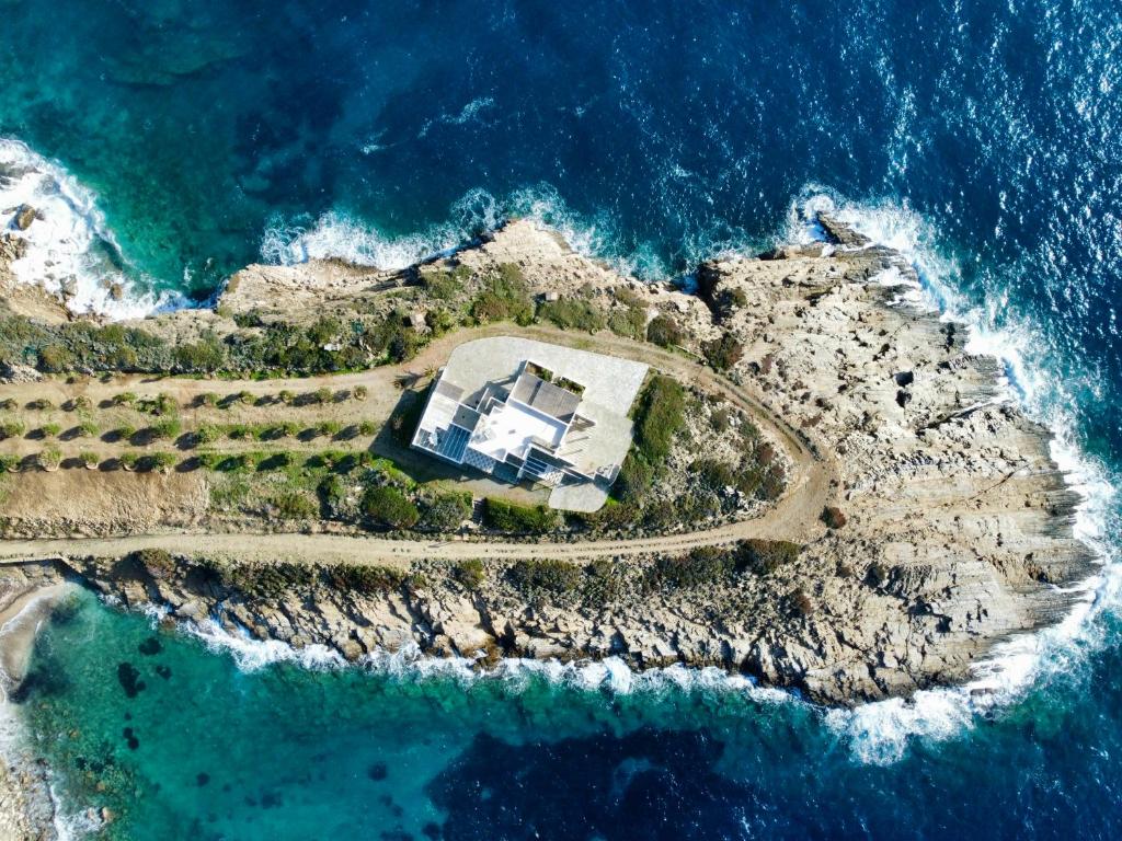 ガブリオンにあるHersonissos Androsの海上の島の家屋