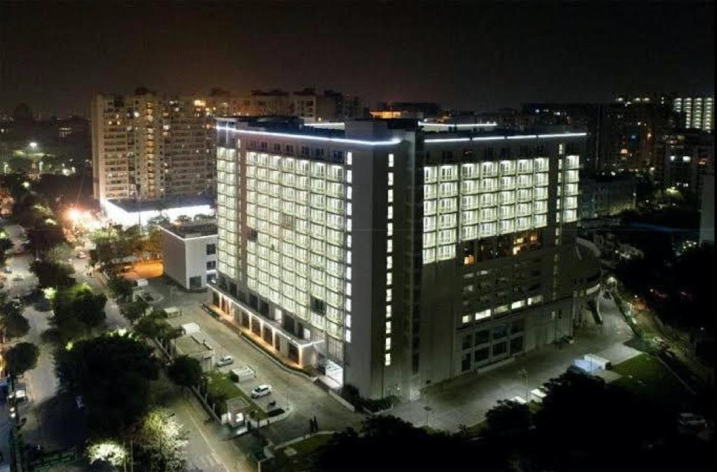 勒克瑙的住宿－Country Inn & Suites Lucknow Gomti Nagar，一座大建筑,上面有灯,晚上