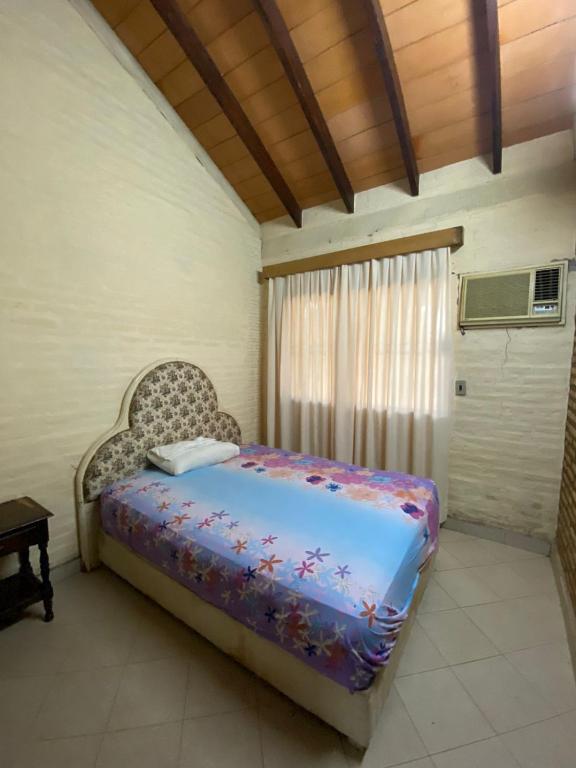 sypialnia z łóżkiem w pokoju z oknem w obiekcie Casa quinta en San Bernardino w mieście San Bernardino