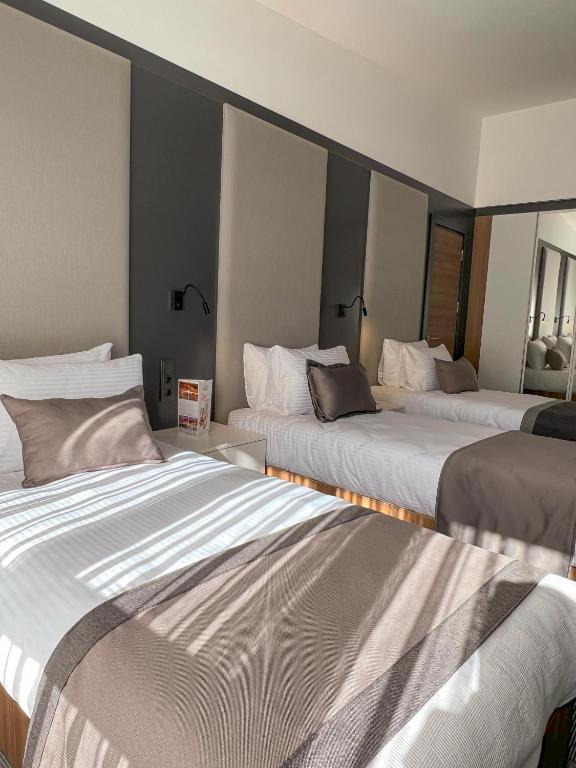 Postel nebo postele na pokoji v ubytování Sera Lake Center Hotel