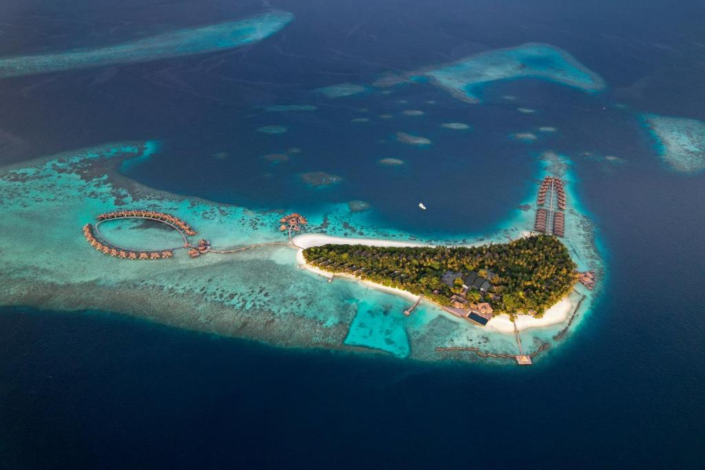 eine Luftansicht einer Insel im Meer in der Unterkunft Coco Bodu Hithi in Nord-Malé-Atoll