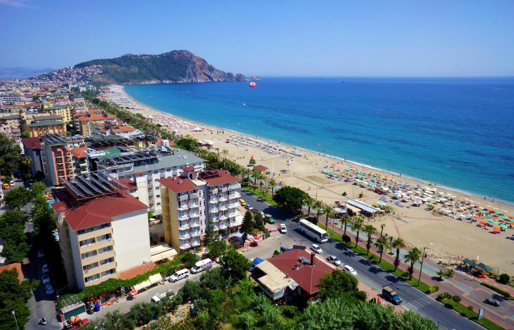 uma vista aérea de uma praia e do oceano em Kleopatra Melissa Hotel em Alanya