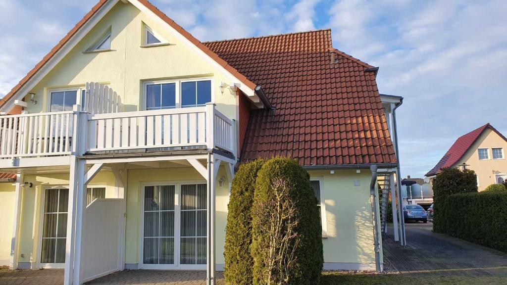 une maison avec un balcon et un toit dans l'établissement Mühlenblick - 57-03, à Kühlungsborn