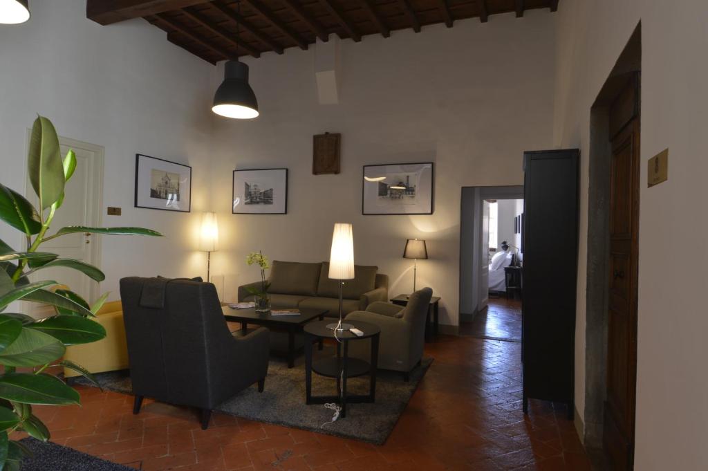 a living room with a couch and chairs and a table at Toscanelli Residenza d'Epoca in Florence