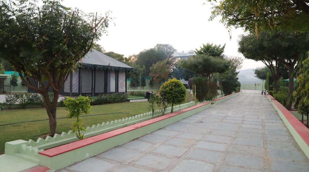 une rue dans un parc arboré et un bâtiment dans l'établissement Elefantastic, à Jaipur
