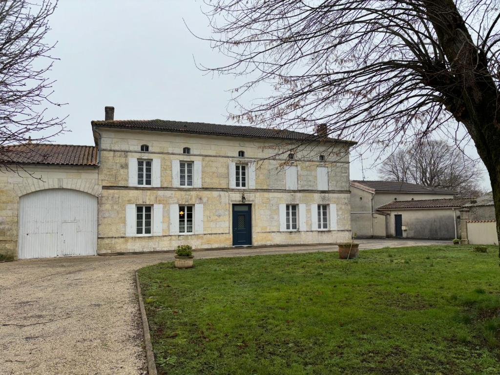 Saint-Maurice-de-Tavernole的住宿－Le Colas，一座古老的石头房子,在院子里设有车库