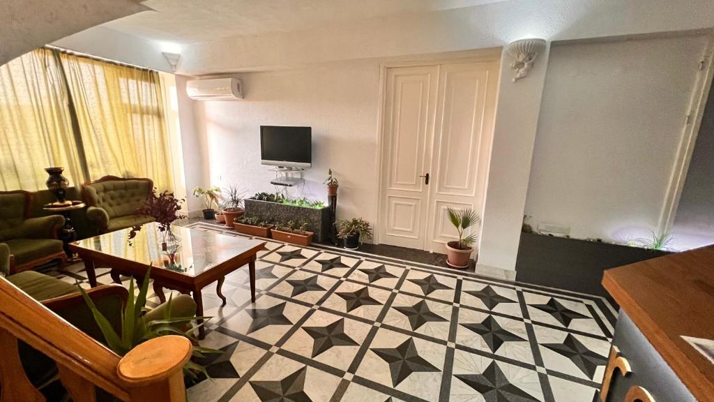 TV a/nebo společenská místnost v ubytování Elross Hotel