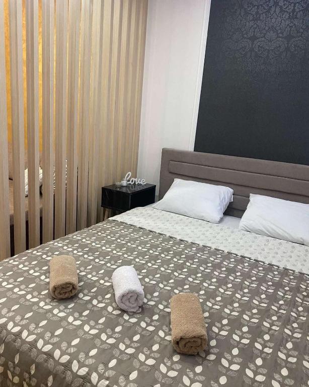 Apartman Una في كرالييفو: غرفة نوم عليها سرير وفوط