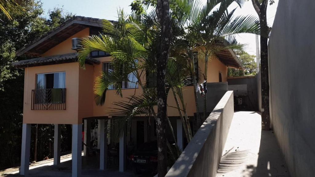 聖克魯斯－卡布拉利亞的住宿－Morada do mar，围栏前有棕榈树的房子