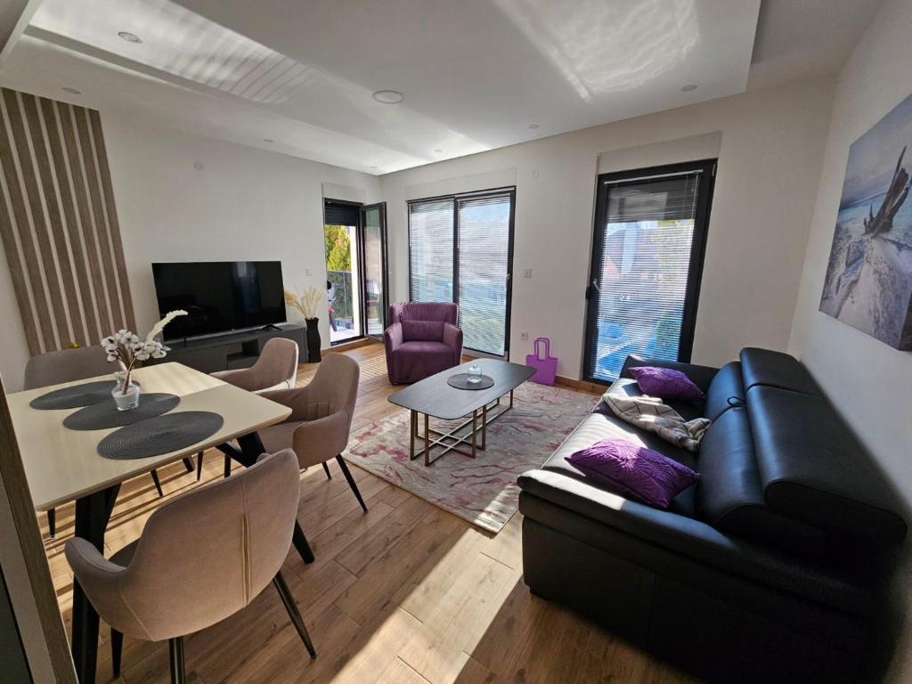 Hedonica 2 New Apartment في فردنيك: غرفة معيشة مع أريكة وطاولة
