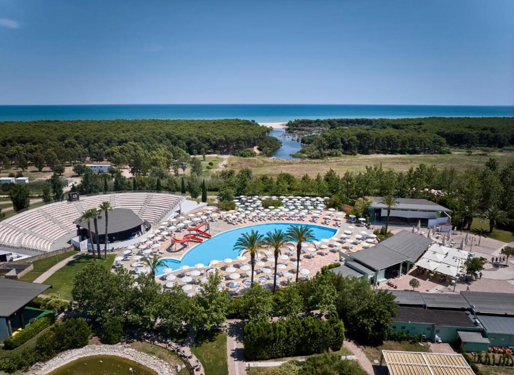 una vista aerea di un resort con piscina e spiaggia di Torreserena Resort a Ginosa Marina