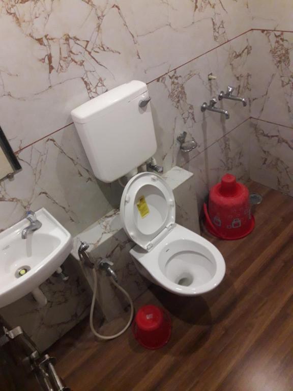 Koupelna v ubytování HOTEL SAI MEERA PALACE