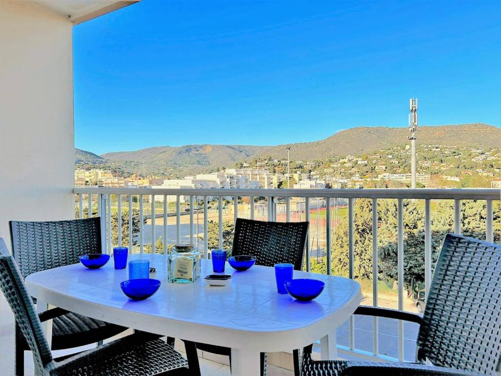 Zdjęcie z galerii obiektu Appartement 2 pièces avec piscine, tennis, pétanque et parking à 2 pas de la plage - Le Lavandou - FR-1-251-457 w mieście Le Lavandou