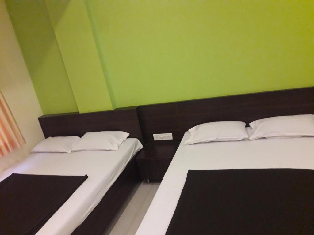 Postel nebo postele na pokoji v ubytování HOTEL SAI MEERA PALACE