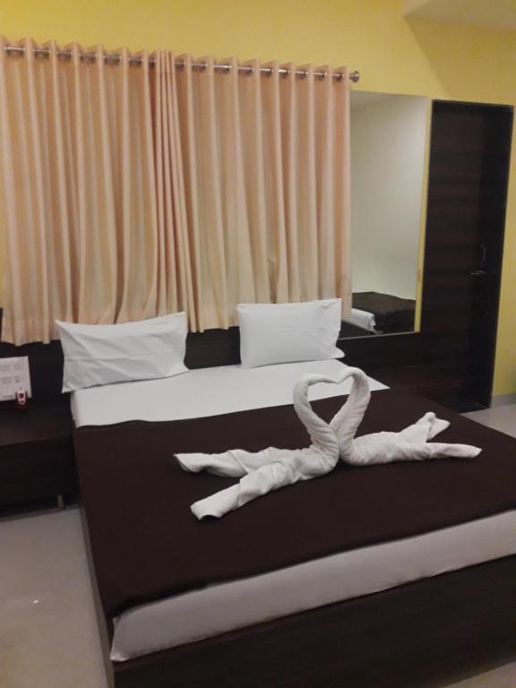 Postel nebo postele na pokoji v ubytování HOTEL SAI MEERA PALACE