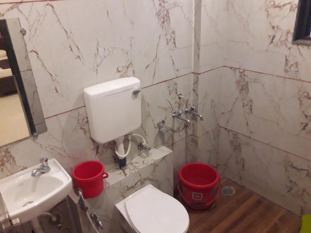 Koupelna v ubytování HOTEL SAI MEERA PALACE