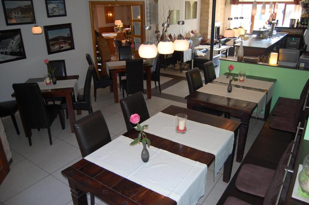 Restaurace v ubytování Hotel Grüner Baum mit Restaurant & Wellness