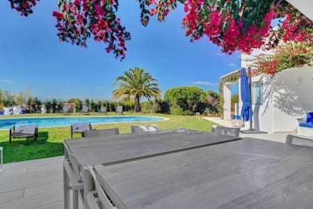 uma vista para uma piscina com uma mesa de piquenique em Luxuosa Villa Miramar Carvoeiro em Carvoeiro