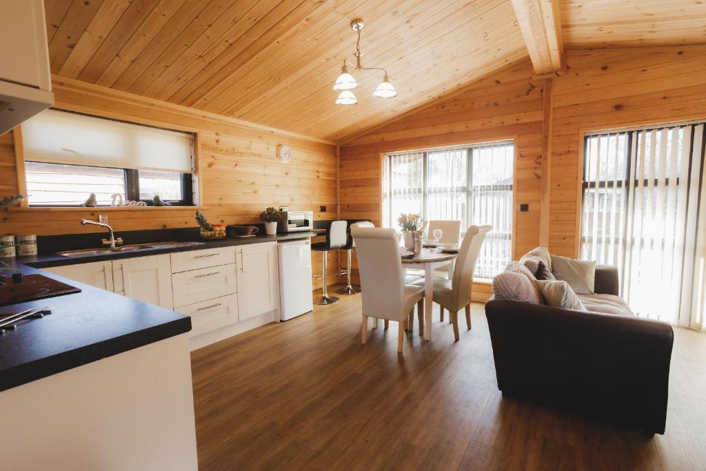 Woodlakes Park By Liv Retreats - Parkside Lodge -2间卧室
