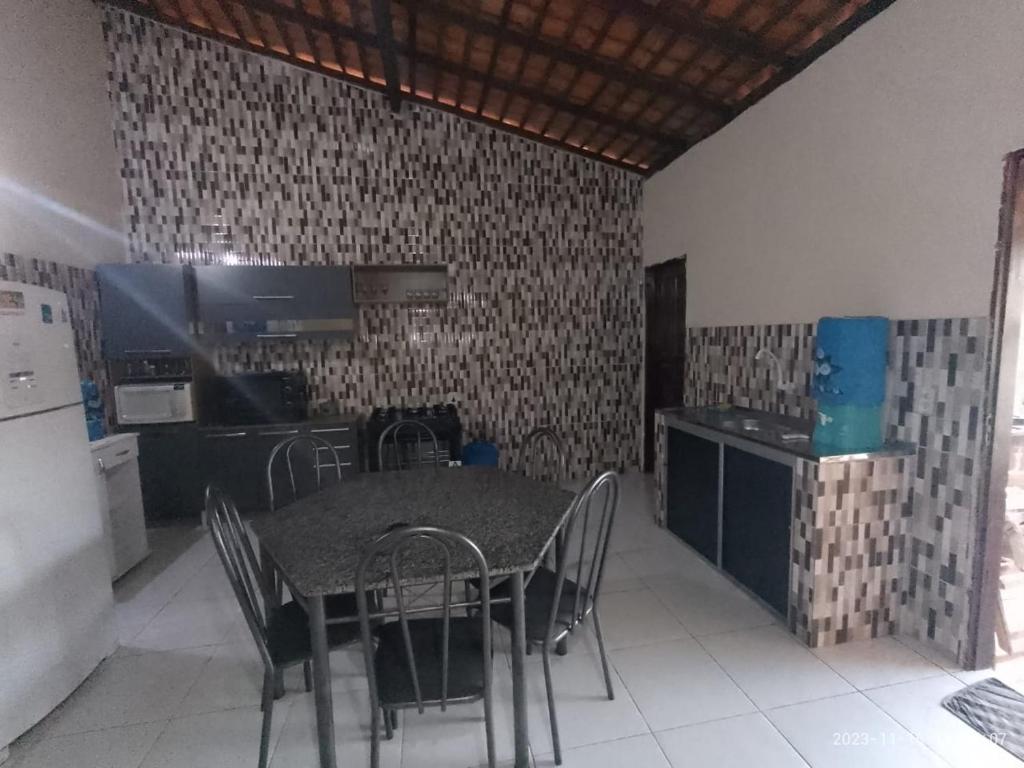 cocina con mesa y sillas en una habitación en CASA DE TEMPORADA, en Barreirinhas