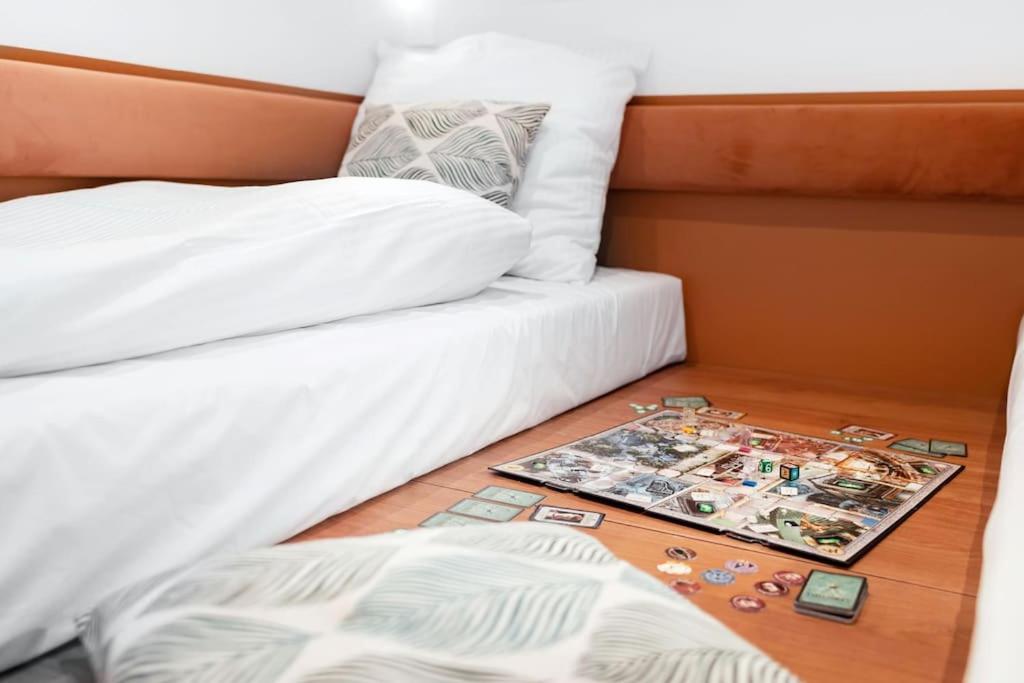 2 Betten mit einer Zeitschrift auf dem Boden in einem Schlafzimmer in der Unterkunft Good Spot Zieleniec Comfort Eco 01 in Duszniki-Zdrój